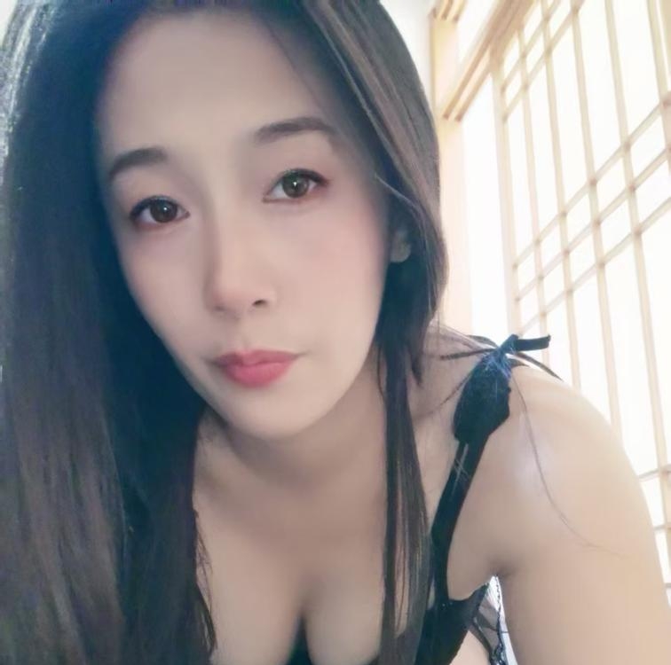 骚气胸大臀大会动夹麻