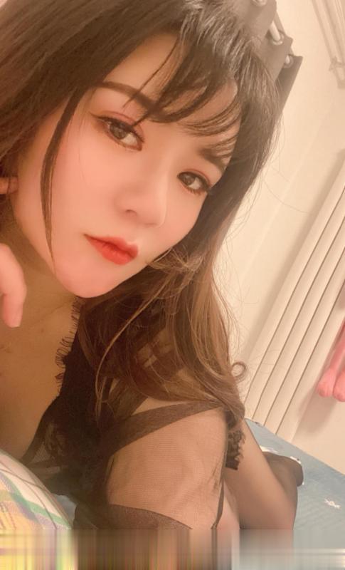 皮肤白嫩小姐姐